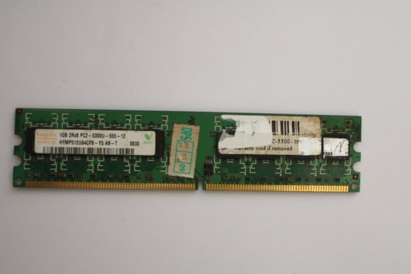 RAM DDR2 mereknya Hynix.1GB 2Rx8 PC2-5300U-555-12.