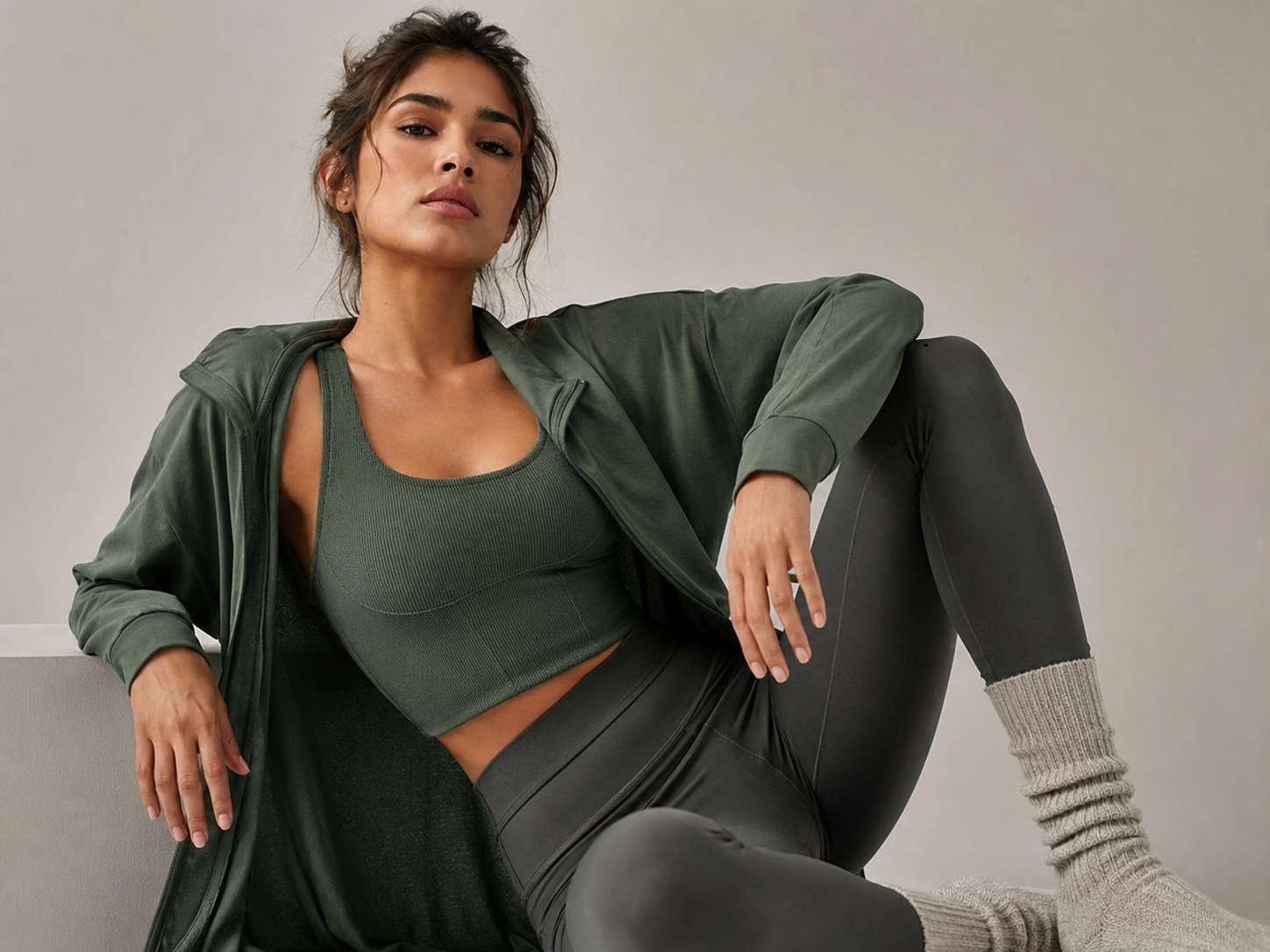 Modelo con conjunto athleisure verde — producto terminado Ferditex