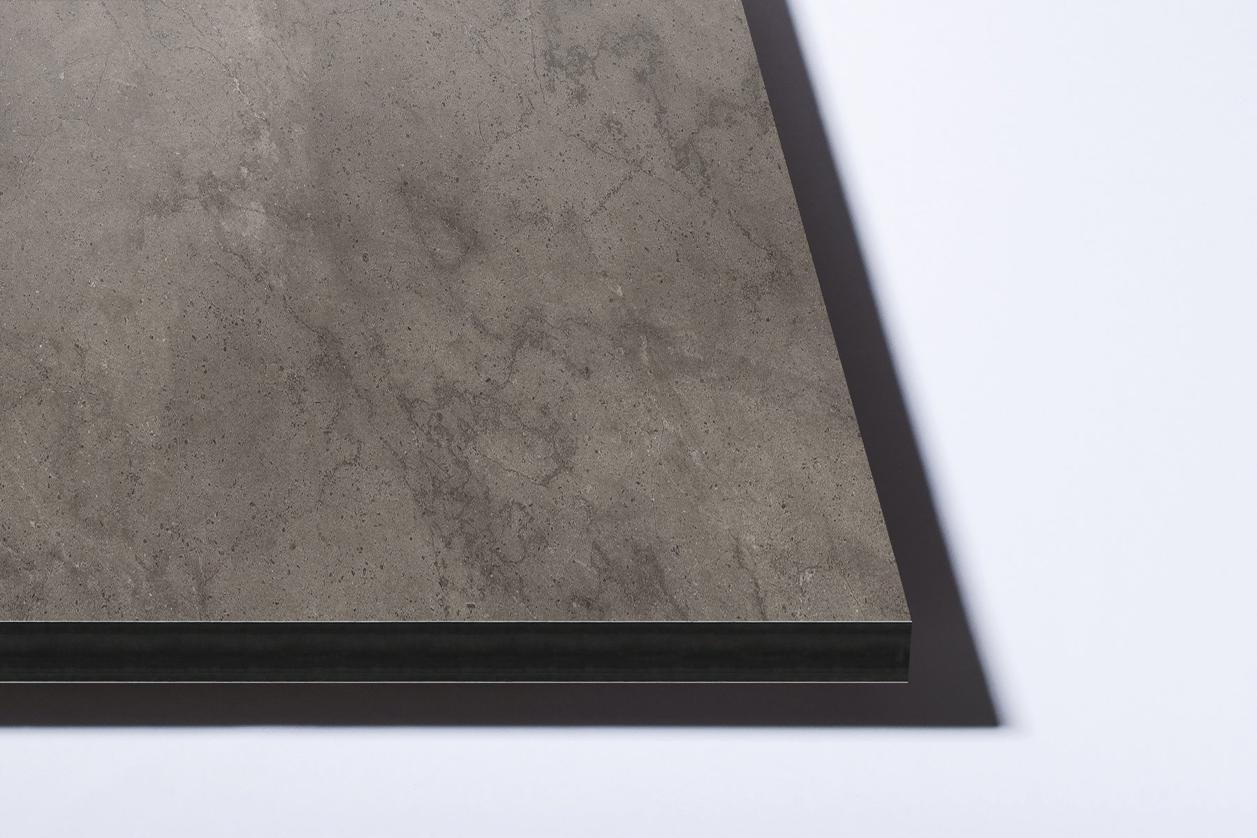 Design : son aspect ultra-fin confère aux cuisines, salles de bains, bars et restaurants une esthétique moderne et sophistiquée. Le cœur est teinté dans la masse (disponible en brun, gris, blanc ou noir) pour s'harmoniser avec le décor, ce qui évite tout traitement supplémentaire des bords et crée un aspect homogène.