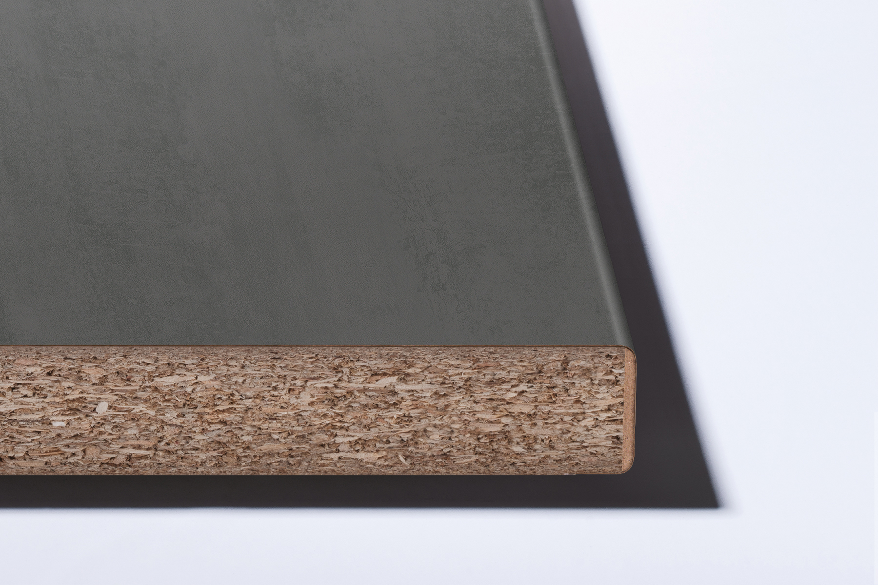 Plans de travail postformés : il s'agit de plans de travail classiques sur lesquels le stratifié HPL est étiré sur le bord avant afin de créer un bord arrondi sans joint (rayon de 3 mm).