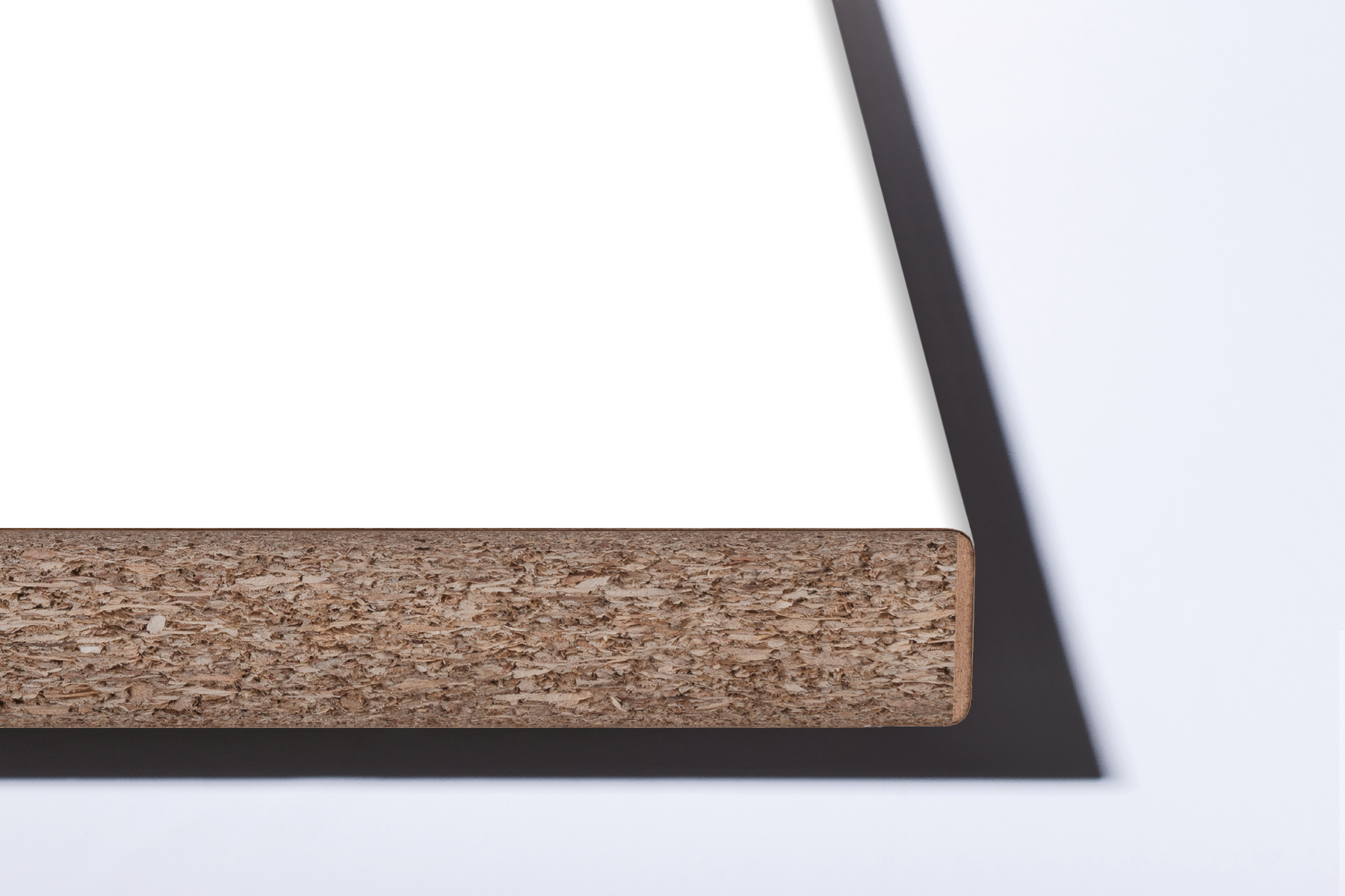 Plans de travail postformés : il s'agit de plans de travail classiques sur lesquels le stratifié HPL est étiré sur le bord avant afin de créer un bord arrondi sans joint (rayon de 3 mm).
