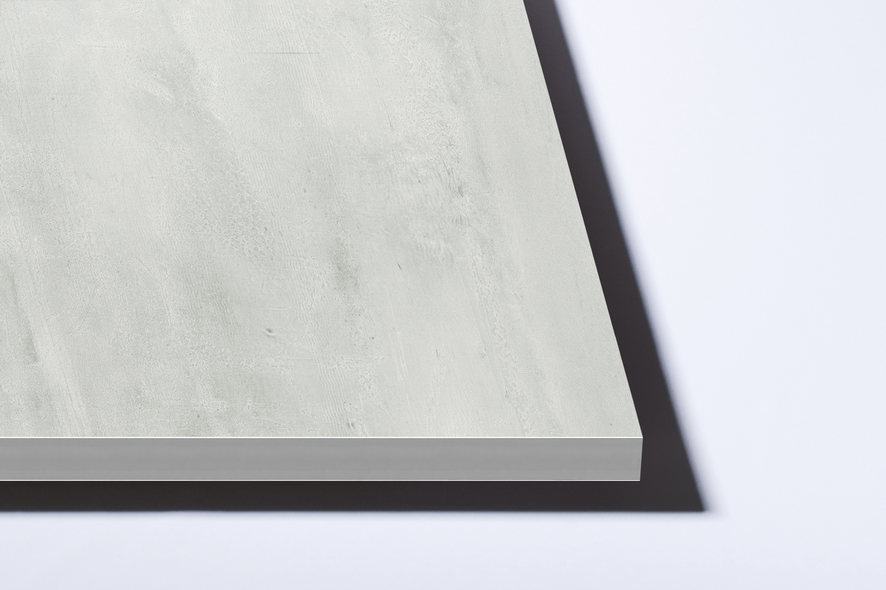 Design : son aspect ultra-fin confère aux cuisines, salles de bains, bars et restaurants une esthétique moderne et sophistiquée. Le cœur est teinté dans la masse (disponible en brun, gris, blanc ou noir) pour s'harmoniser avec le décor, ce qui évite tout traitement supplémentaire des bords et crée un aspect homogène.