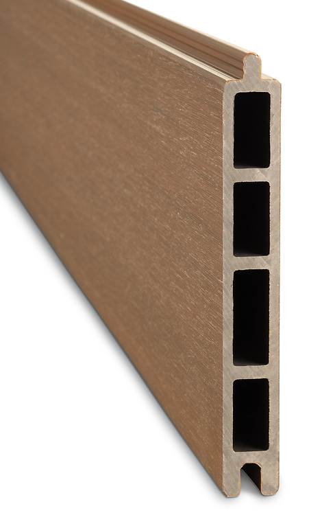 Gardenode propose une large gamme de solutions de protection visuelle pour l'extérieur, notamment des systèmes en WPC (bois composite), en aluminium et en lattes de bois.