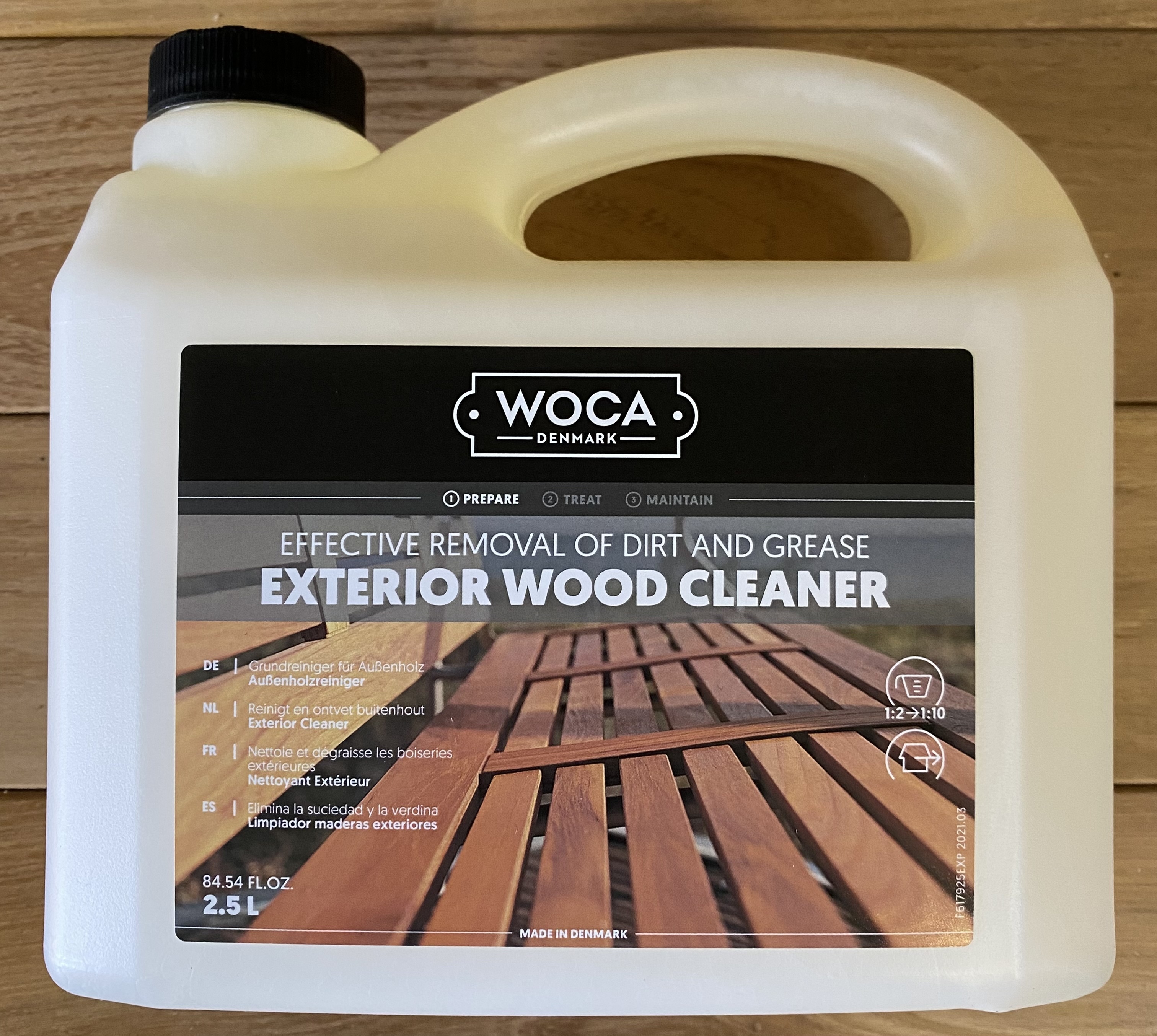 Le WOCA Exterior Cleaner est un nettoyant spécial pour tous les types de bois à l’extérieur, tels que les terrasses, les meubles de jardin, les façades et les clôtures, qui élimine efficacement la saleté, les moisissures, les taches et les problèmes de verdure.