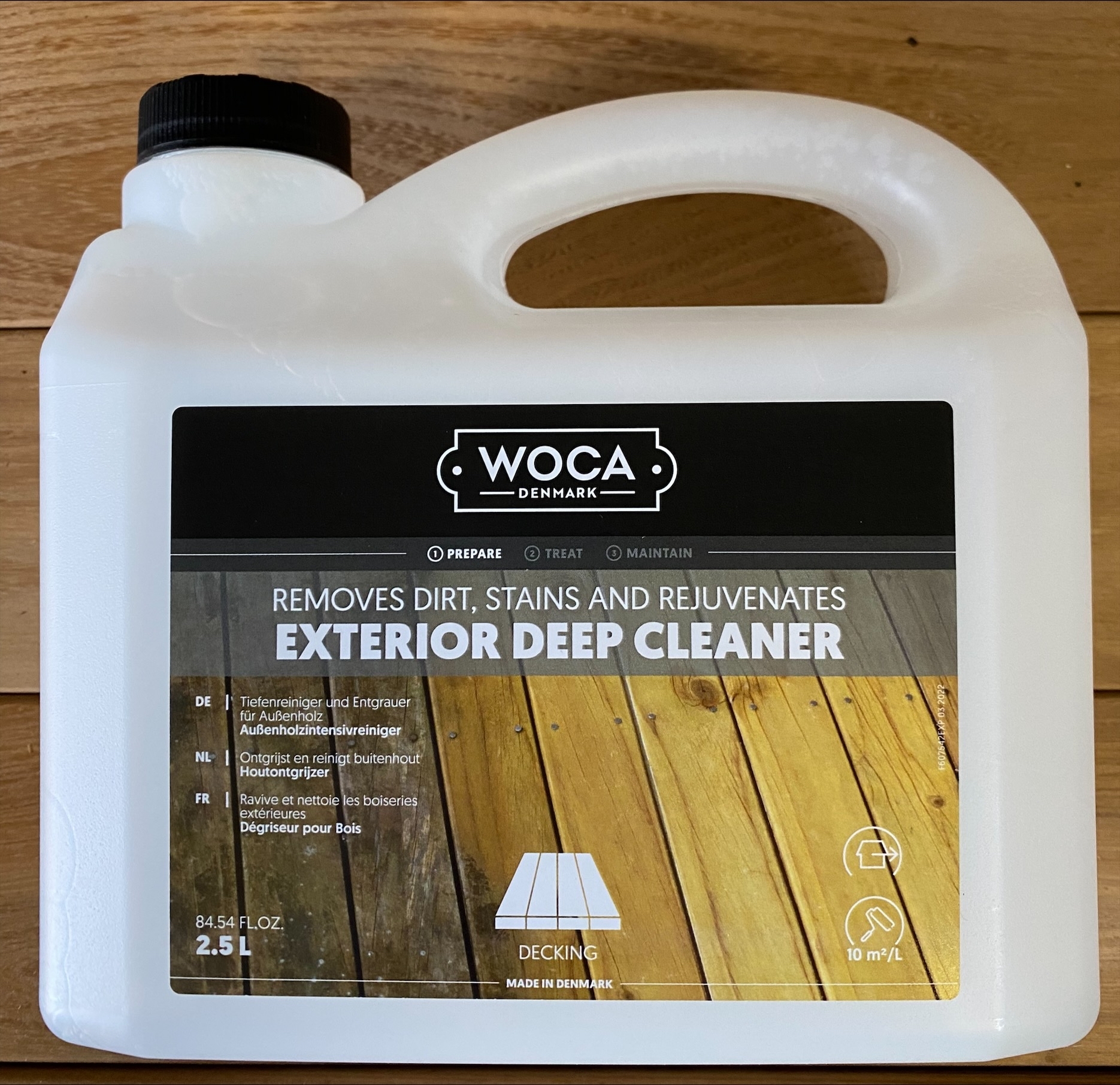 WOCA propose le nettoyant intensif pour bois extérieur WOCA (Exterior Deep Cleaner), un produit visqueux prêt à l’emploi pour le nettoyage en profondeur et le dégrisage du bois vieilli.