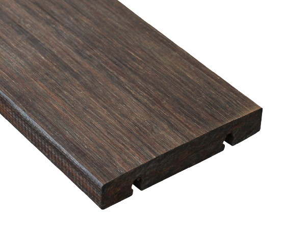 Les lames de terrasse en bambou constituent une alternative dure, durable et écologique au bois traditionnel. Elles sont souvent traitées thermiquement afin d'augmenter leur résistance aux intempéries pour une utilisation en extérieur et d'atteindre une classe de durabilité 1.