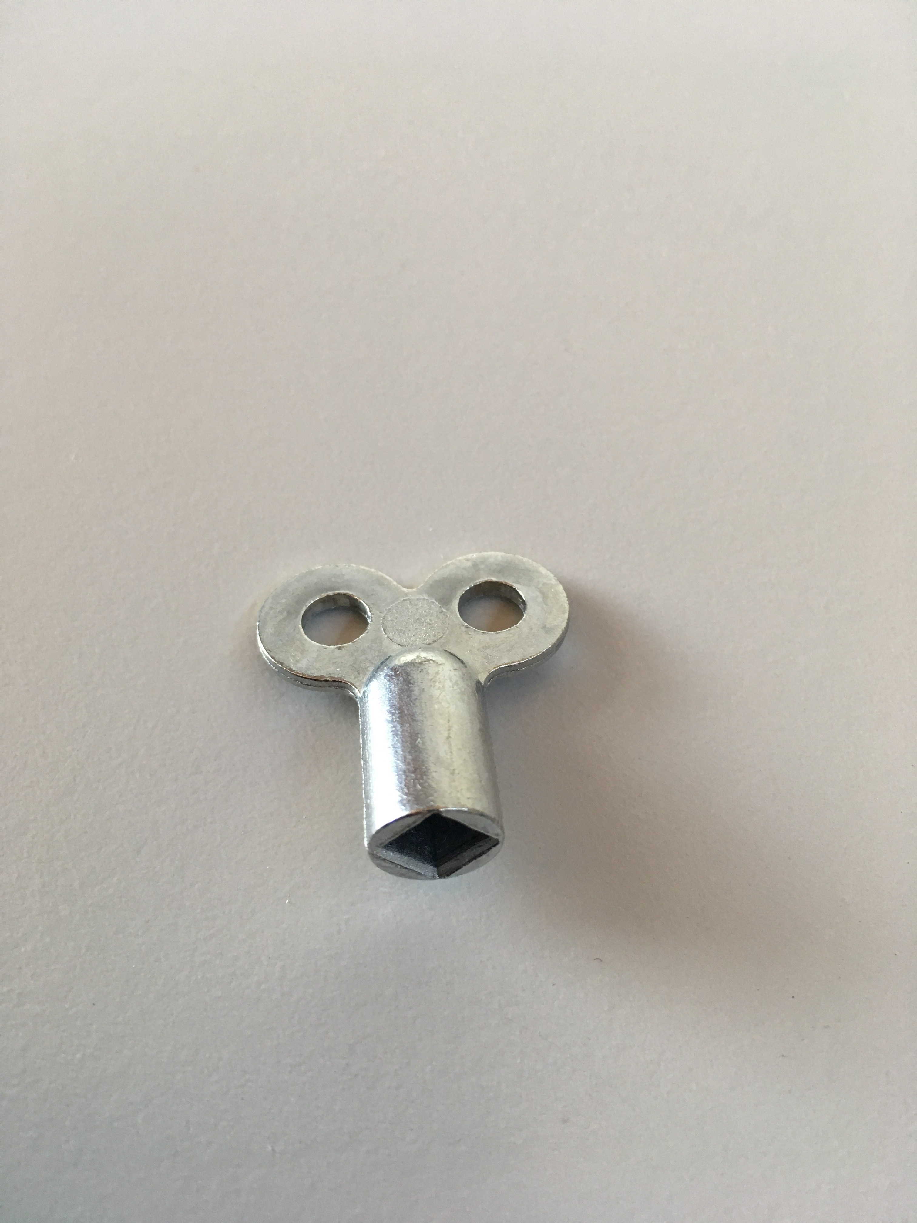 Caractéristiques
- carré de 5,2 mm
- stable
- aux dimensions exactes
- durable

Application
Installations de chauffage et sanitaires
La clé de purge pour robinet est utilisée pour purger les radiateurs et les chauffages au sol dans les installations de chauffage.