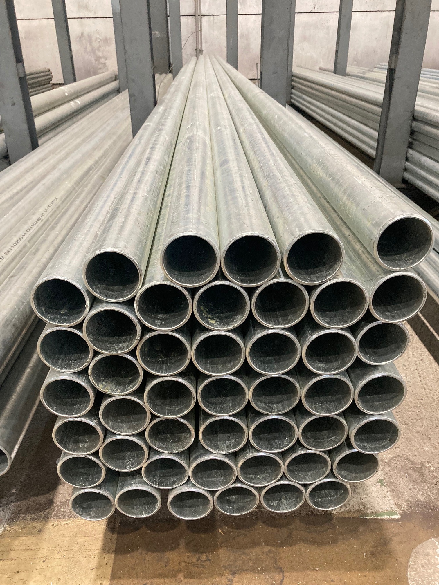 Tubes soudés avec filetages et manchons