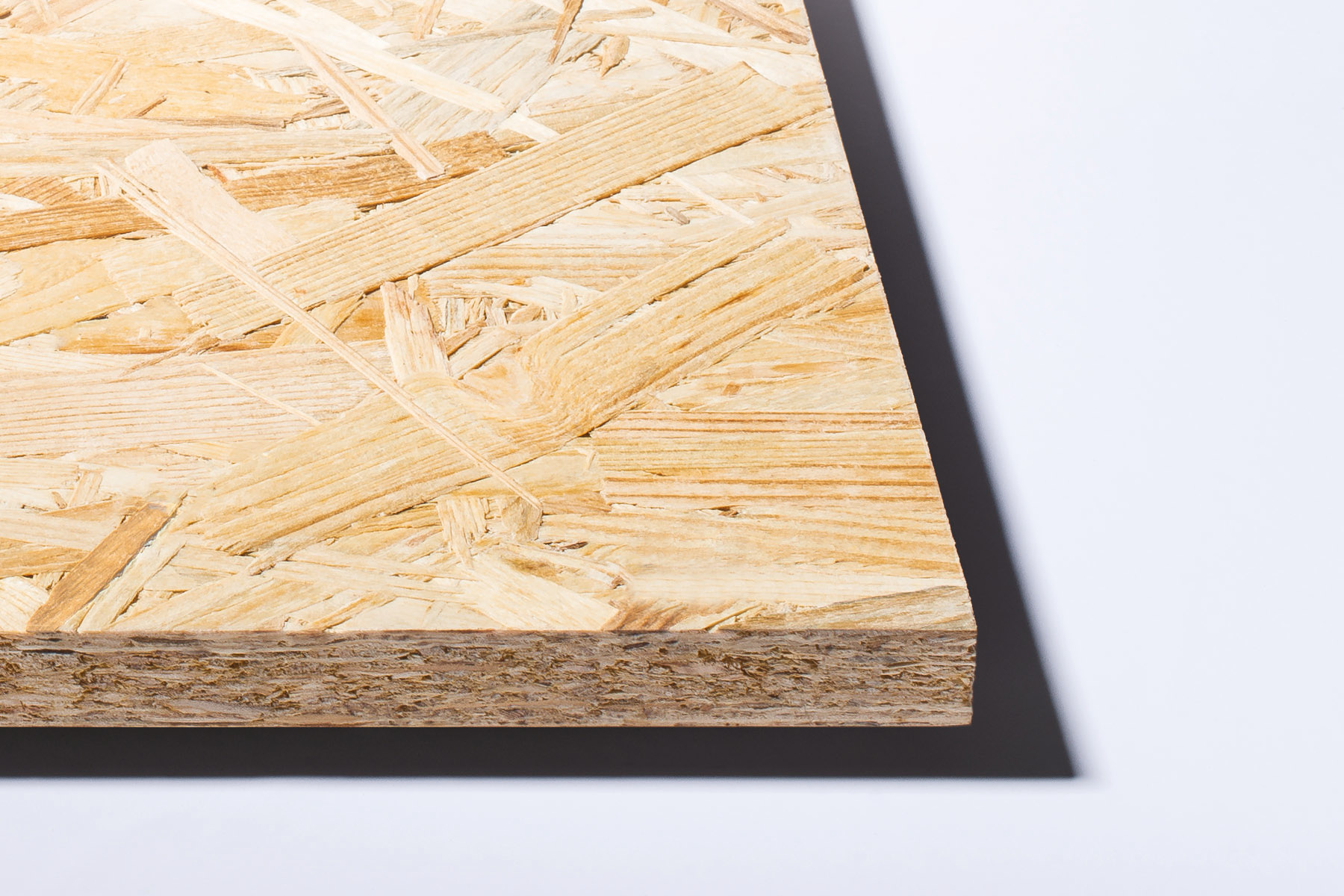 L'OSB 3 (Oriented Strand Board) est un panneau dérivé du bois performant composé de copeaux orientés (« strands ») et classé selon la norme EN 300.
