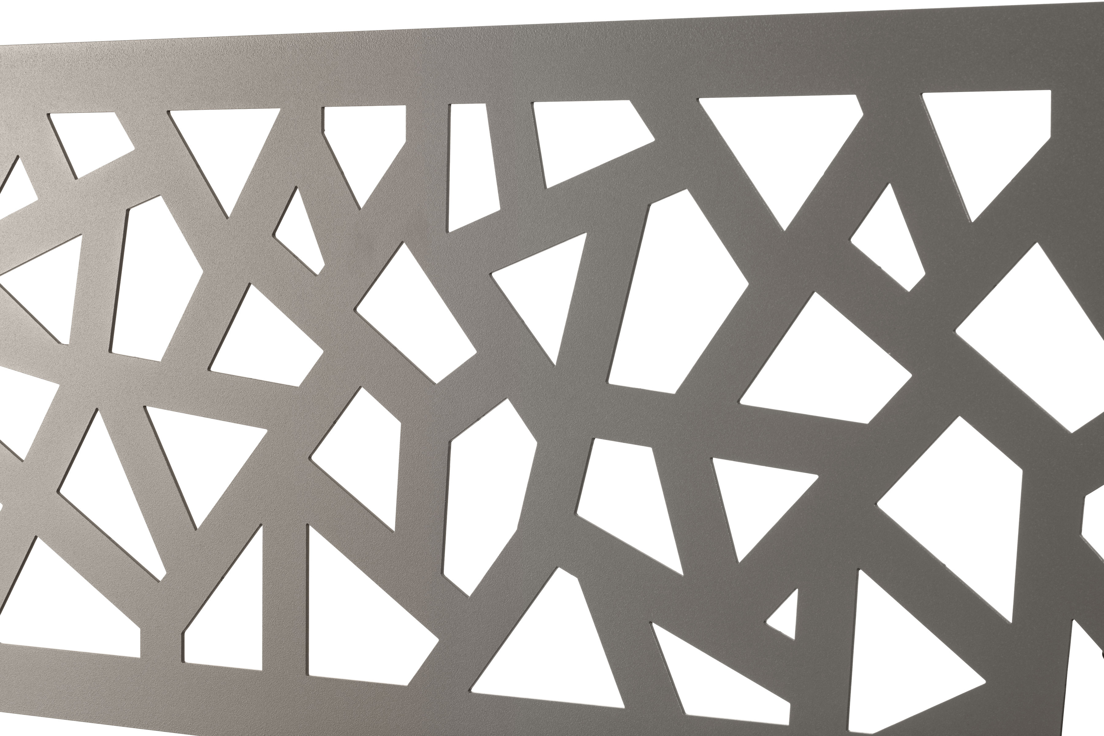 Gardenode propose une large gamme de solutions de protection visuelle pour l'extérieur, notamment des systèmes en WPC (bois composite), en aluminium et en lattes de bois.