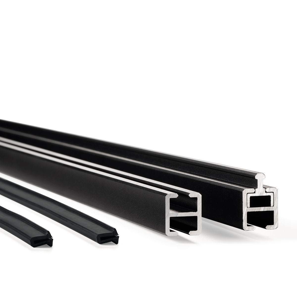 Gardenode propose une large gamme de solutions de protection visuelle pour l'extérieur, notamment des systèmes en WPC (bois composite), en aluminium et en lattes de bois.