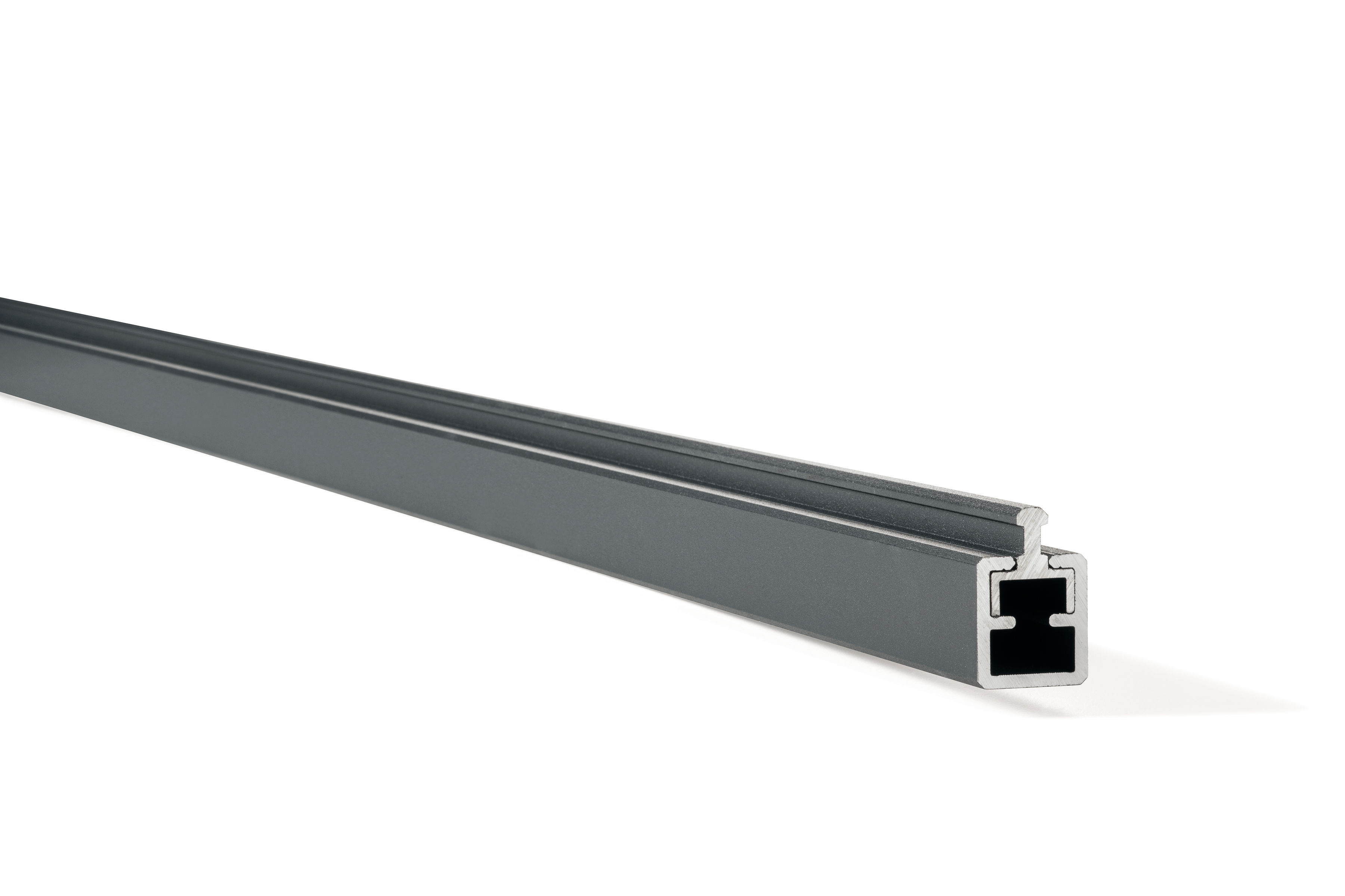 Gardenode propose une large gamme de solutions de protection visuelle pour l'extérieur, notamment des systèmes en WPC (bois composite), en aluminium et en lattes de bois.