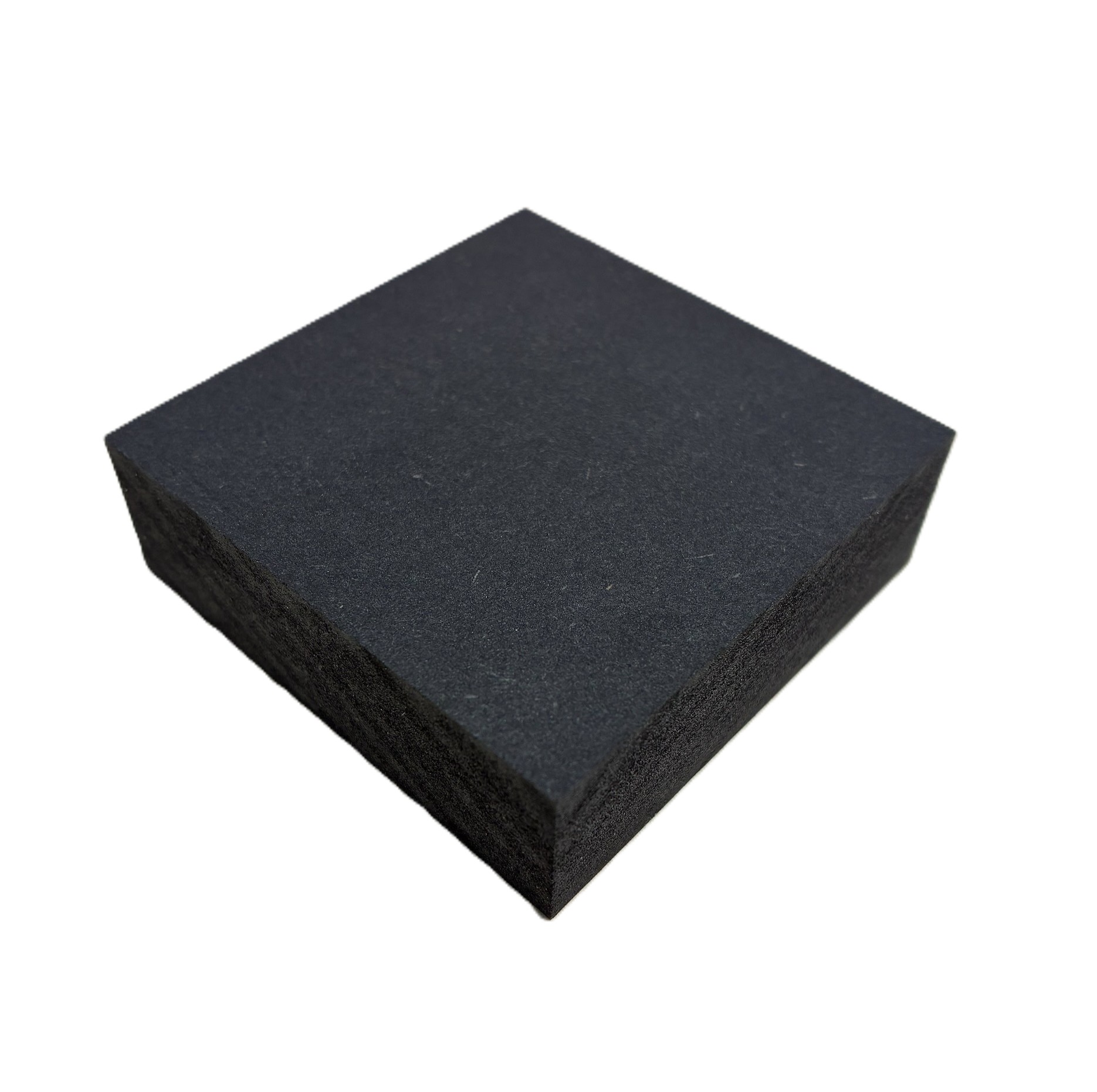 Finsa Fibracolour est un panneau MDF (panneau de fibres à densité moyenne) teinté dans la masse qui, grâce à l'ajout de colorants et de résines spéciaux pendant le processus de fabrication, obtient une couleur uniforme et homogène. Contrairement au MDF traditionnel, qui n'est verni ou revêtu qu'en surface, la couleur reste intacte dans tout le matériau, même après la découpe ou le profilage.