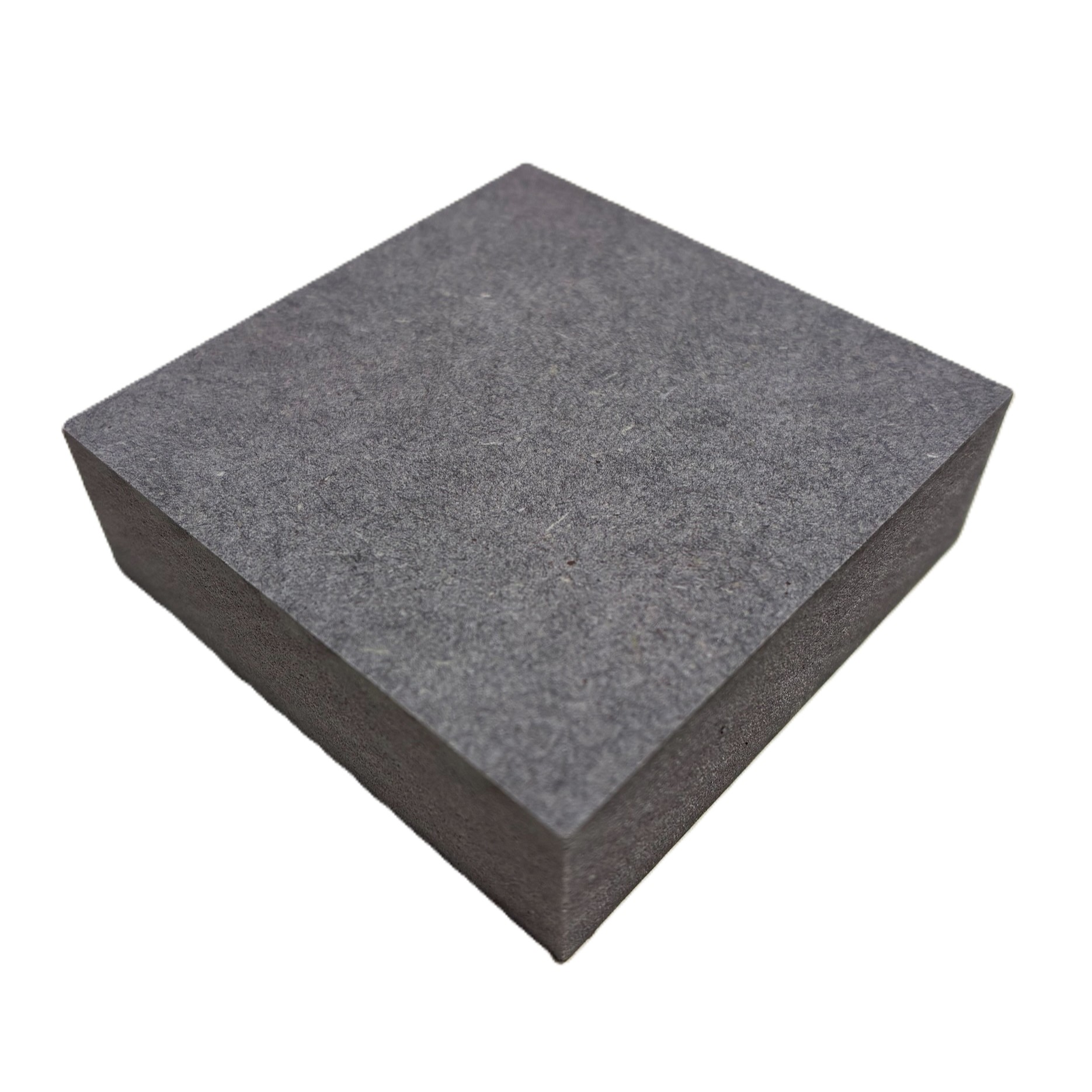Finsa Fibracolour est un panneau MDF (panneau de fibres à densité moyenne) teinté dans la masse qui, grâce à l'ajout de colorants et de résines spéciaux pendant le processus de fabrication, obtient une couleur uniforme et homogène. Contrairement au MDF traditionnel, qui n'est verni ou revêtu qu'en surface, la couleur reste intacte dans tout le matériau, même après la découpe ou le profilage.