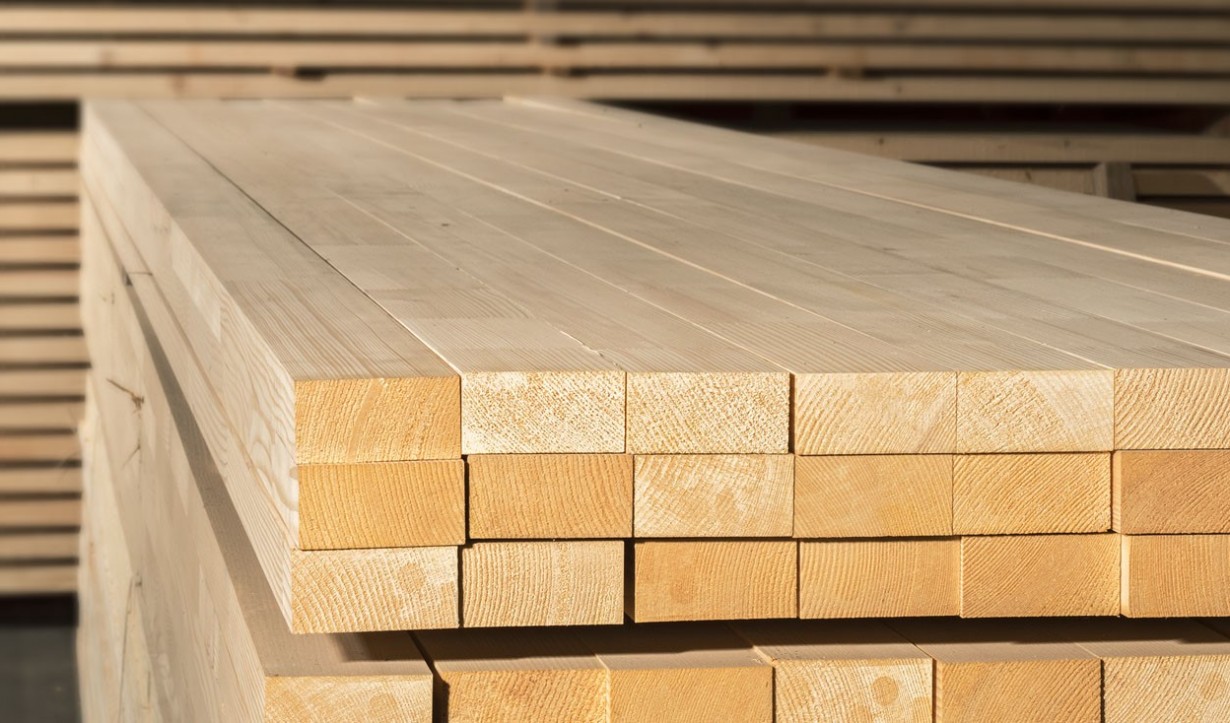 Le bois d'épicéa est un bois résineux léger, tendre et clair, doté d'une bonne capacité de charge et d'une bonne élasticité, facile à travailler, mais qui ne résiste que partiellement aux intempéries et nécessite une protection à l'extérieur. C'est un bois important pour la construction, la fabrication d'instruments de musique (bois de résonance) et la matière première principale de l'industrie papetière.