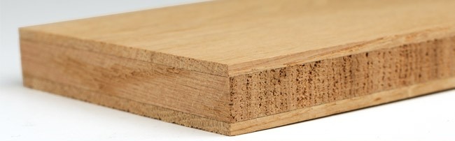 Le bois de chêne est un bois dur, lourd, durable et robuste, avec un grain caractéristique à larges pores (flammage) et une couleur allant du brun clair au brun foncé, qui s'assombrit avec le temps. Il est très résistant à l'humidité (même sous l'eau) et à l'usure, contient des tanins qui le rendent résistant aux insectes et aux champignons, mais peut réagir avec les métaux. En raison de sa solidité et de sa durabilité, il est souvent utilisé pour les meubles, les sols, l'extérieur (clôtures) et la construction navale, mais doit être séché lentement pour éviter les fissures.