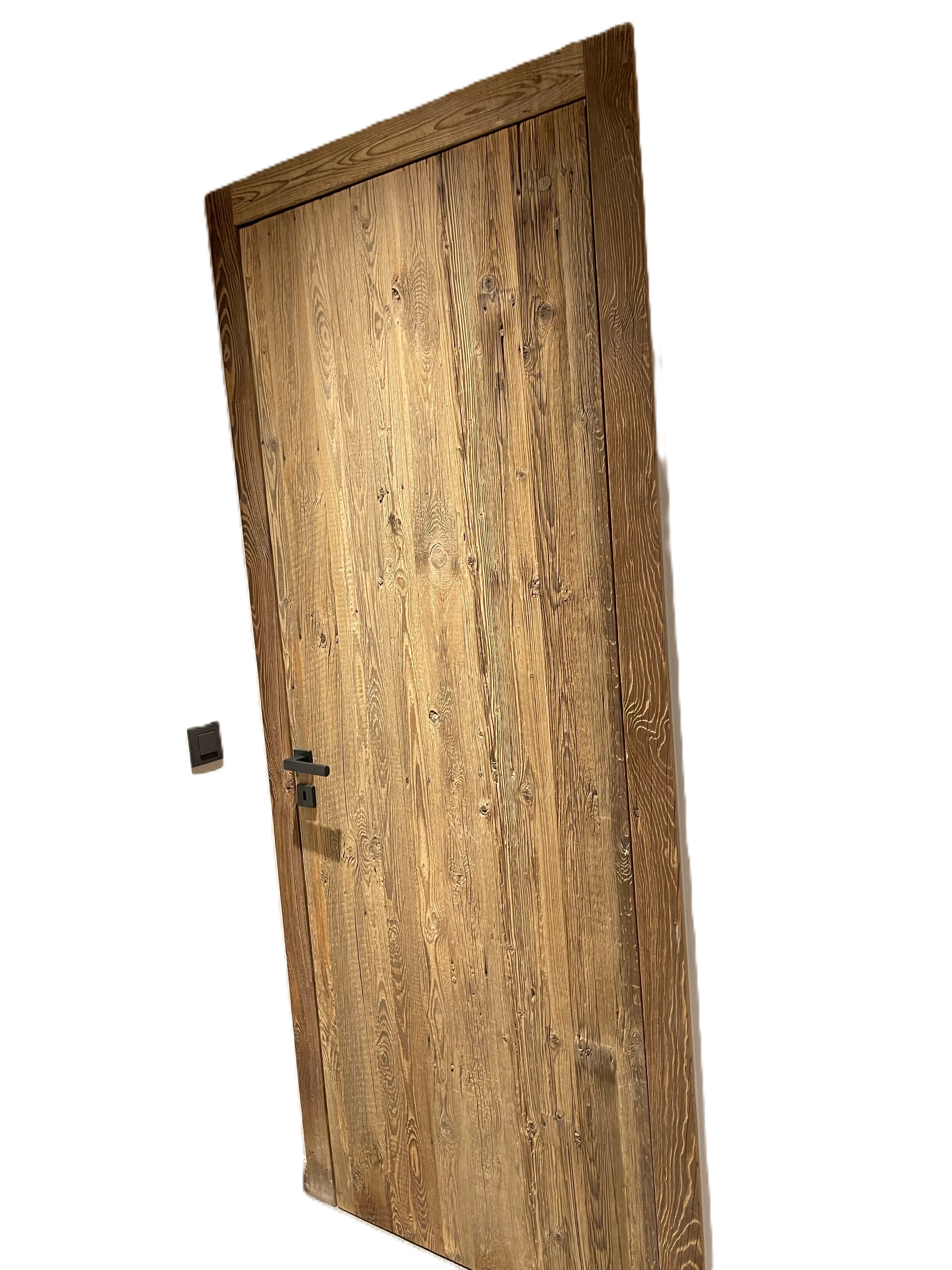 Panneau de porte vertical en vieux bois brûlé au soleil, couleur miel