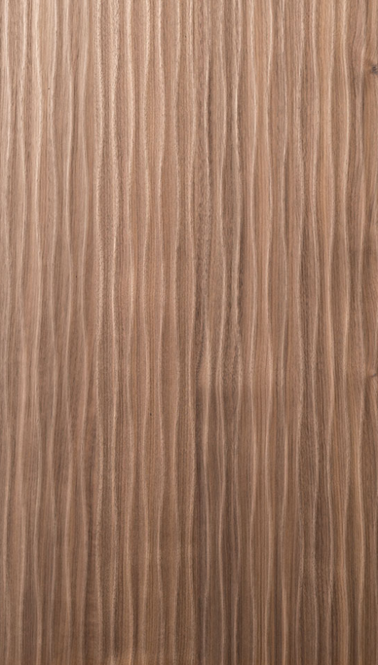 Les panneaux plaqués, qu'ils soient à âme agglomérée ou MDF, offrent l'aspect du bois véritable à moindre coût, mais se distinguent par leurs propriétés physiques et leurs domaines d'application idéaux. Les panneaux agglomérés sont plus légers et moins chers, tandis que les panneaux MDF (panneaux de fibres à densité moyenne) sont plus denses, plus stables et plus homogènes.