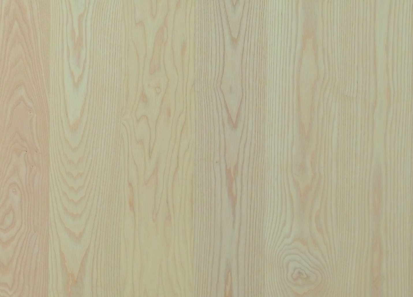 Le bois de chêne est un bois dur, lourd, durable et robuste, avec un grain caractéristique à larges pores (flammage) et une couleur allant du brun clair au brun foncé, qui s'assombrit avec le temps. Il est très résistant à l'humidité (même sous l'eau) et à l'usure, contient des tanins qui le rendent résistant aux insectes et aux champignons, mais peut réagir avec les métaux. En raison de sa solidité et de sa durabilité, il est souvent utilisé pour les meubles, les sols, l'extérieur (clôtures) et la construction navale, mais doit être séché lentement pour éviter les fissures.