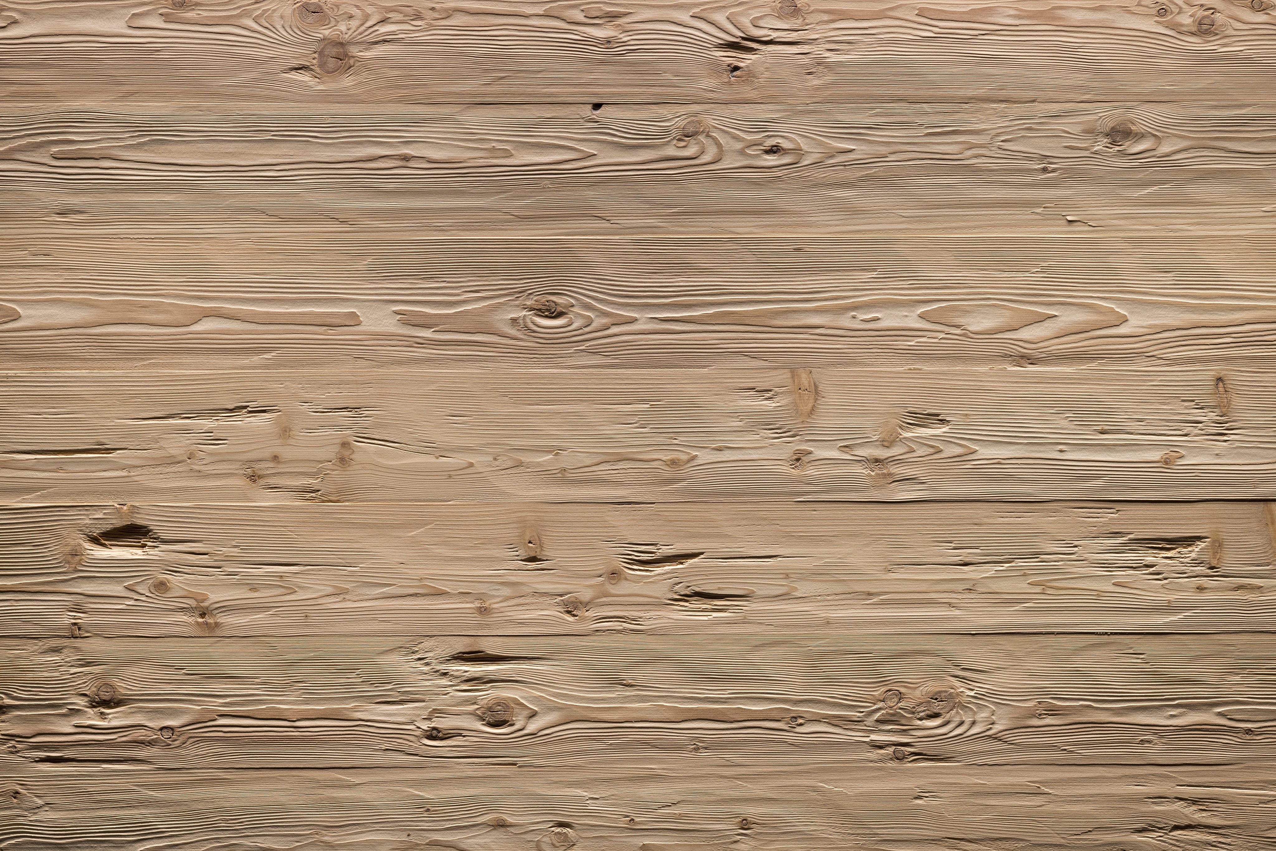 Les lambris (panneaux muraux et de plafond) de X-Wood sont synonymes d'une finition haut de gamme du bois et d'un concept de design qui intègre des matériaux naturels dans l'architecture moderne. Les panneaux portent souvent le nom de sommets de montagne célèbres (tels que le Cervin, l'Eiger ou la Marmolada). Techniques de finition : X-Wood utilise des procédés traditionnels et innovants tels que le hachage, le brossage, le brûlage (flamage), la vaporisation ou les traitements thermiques (jusqu'à 215 °C) pour créer des textures et des nuances de couleurs uniques.