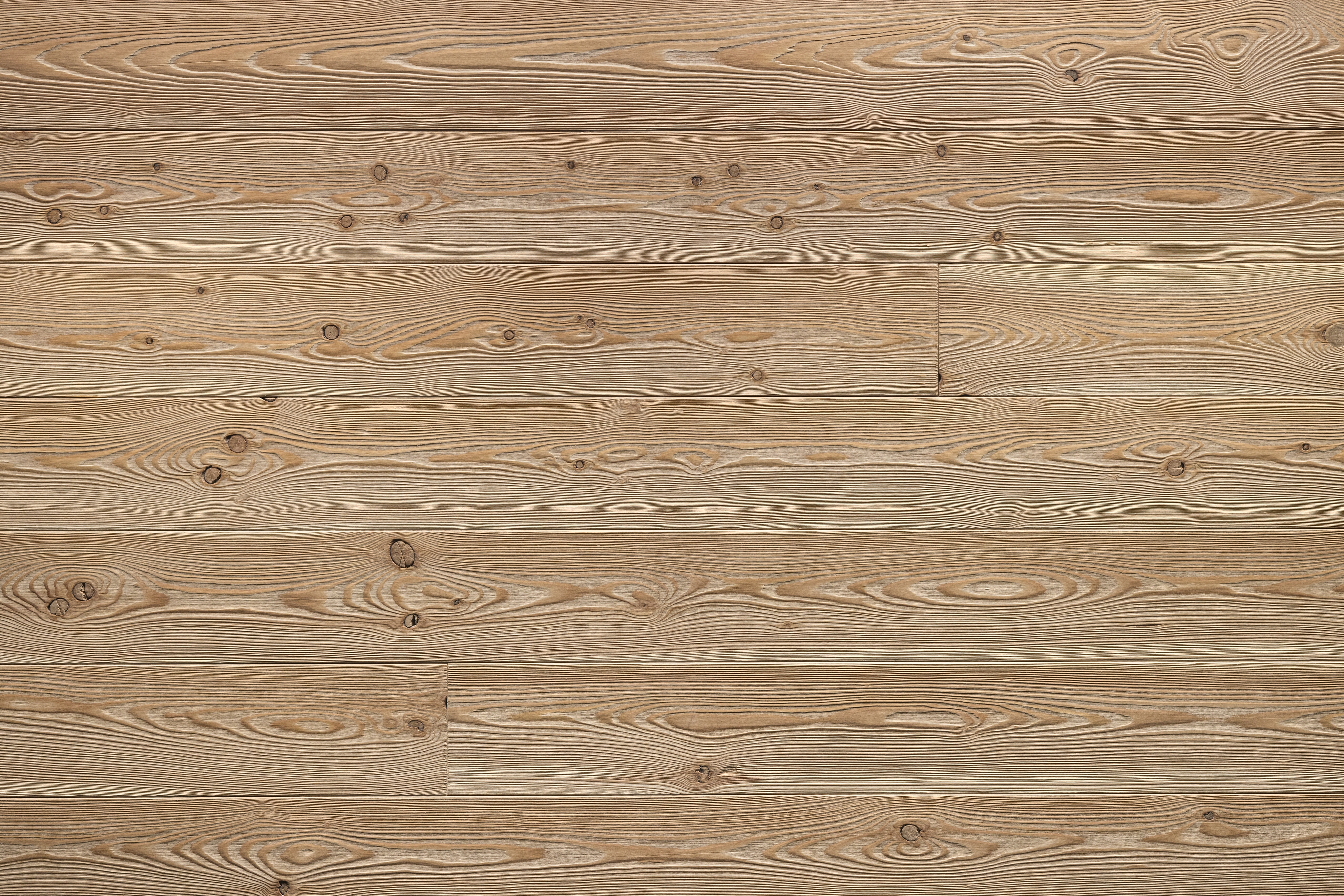 Les lambris (panneaux muraux et de plafond) de X-Wood sont synonymes d'une finition haut de gamme du bois et d'un concept de design qui intègre des matériaux naturels dans l'architecture moderne. Les panneaux portent souvent le nom de sommets de montagne célèbres (tels que le Cervin, l'Eiger ou la Marmolada). Techniques de finition : X-Wood utilise des procédés traditionnels et innovants tels que le hachage, le brossage, le brûlage (flamage), la vaporisation ou les traitements thermiques (jusqu'à 215 °C) pour créer des textures et des nuances de couleurs uniques.