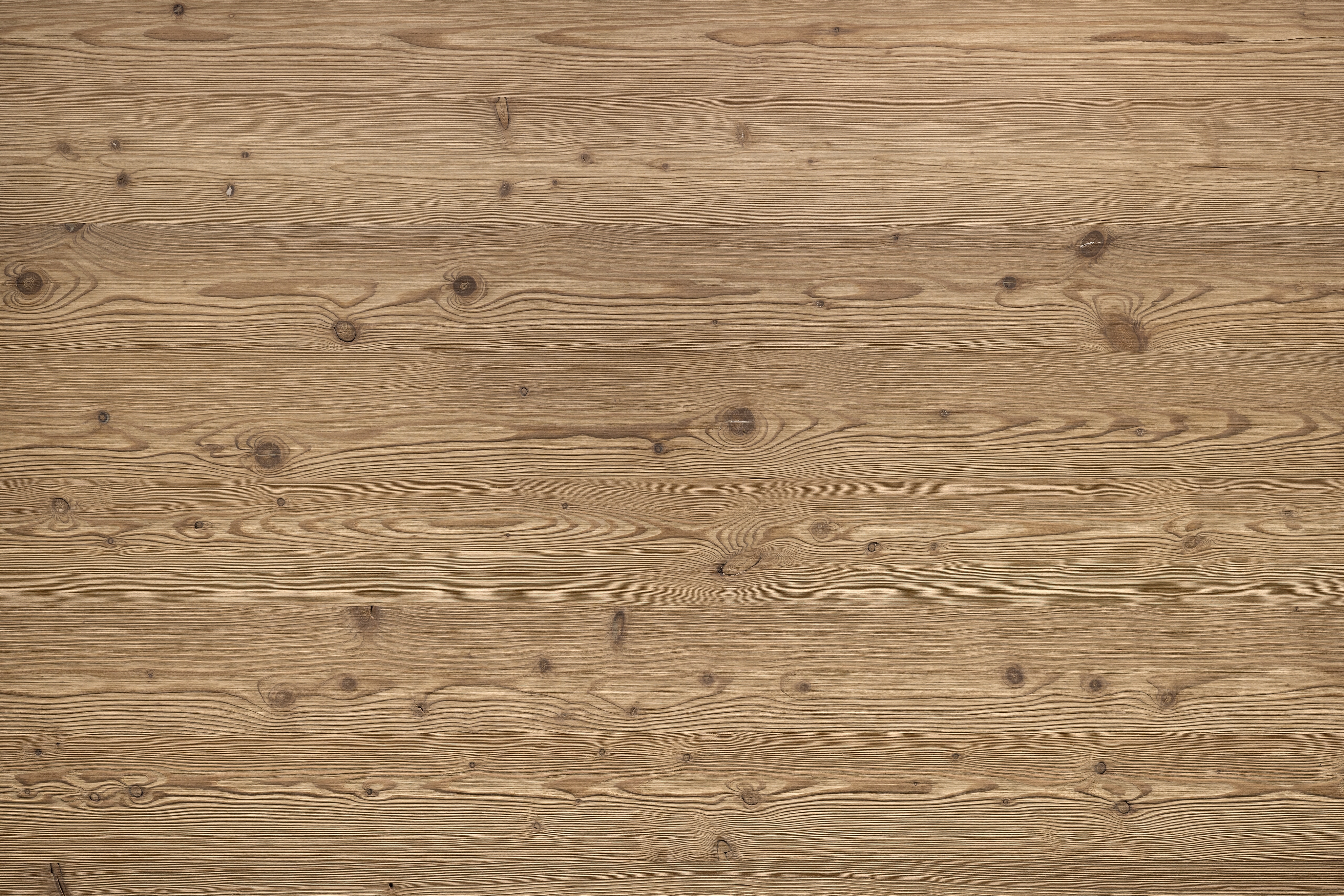 Les lambris (panneaux muraux et de plafond) de X-Wood sont synonymes d'une finition haut de gamme du bois et d'un concept de design qui intègre des matériaux naturels dans l'architecture moderne. Les panneaux portent souvent le nom de sommets de montagne célèbres (tels que le Cervin, l'Eiger ou la Marmolada). Techniques de finition : X-Wood utilise des procédés traditionnels et innovants tels que le hachage, le brossage, le brûlage (flamage), la vaporisation ou les traitements thermiques (jusqu'à 215 °C) pour créer des textures et des nuances de couleurs uniques.