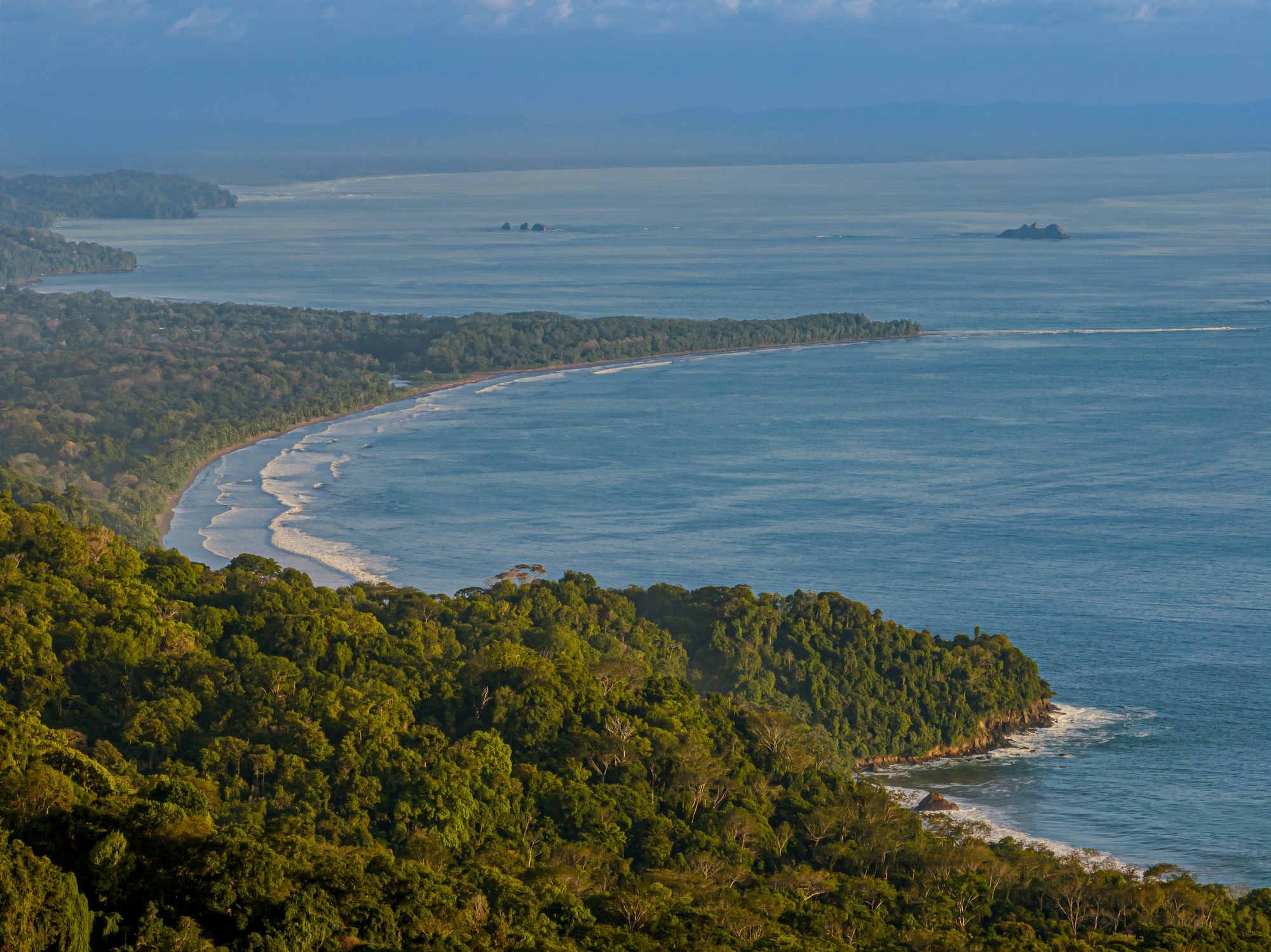 Vista aérea de la costa selvática en Uvita, Costa Rica.