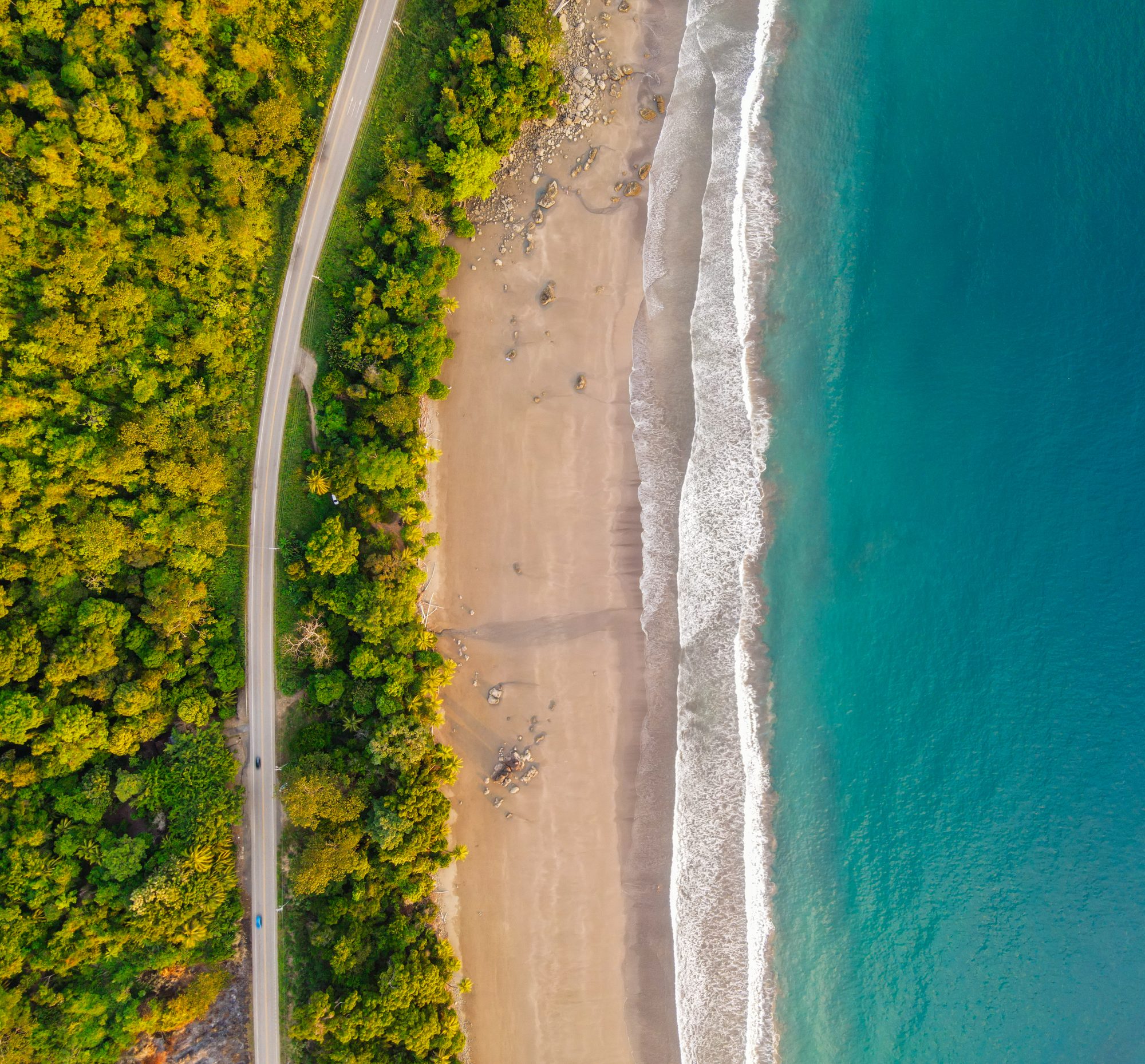 Vista aérea de un camino costero que atraviesa la selva en Uvita.
