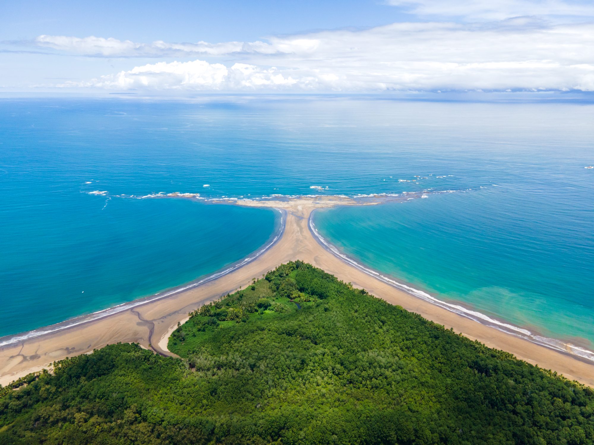Vista aérea de una península de playa en Uvita, Costa Rica.