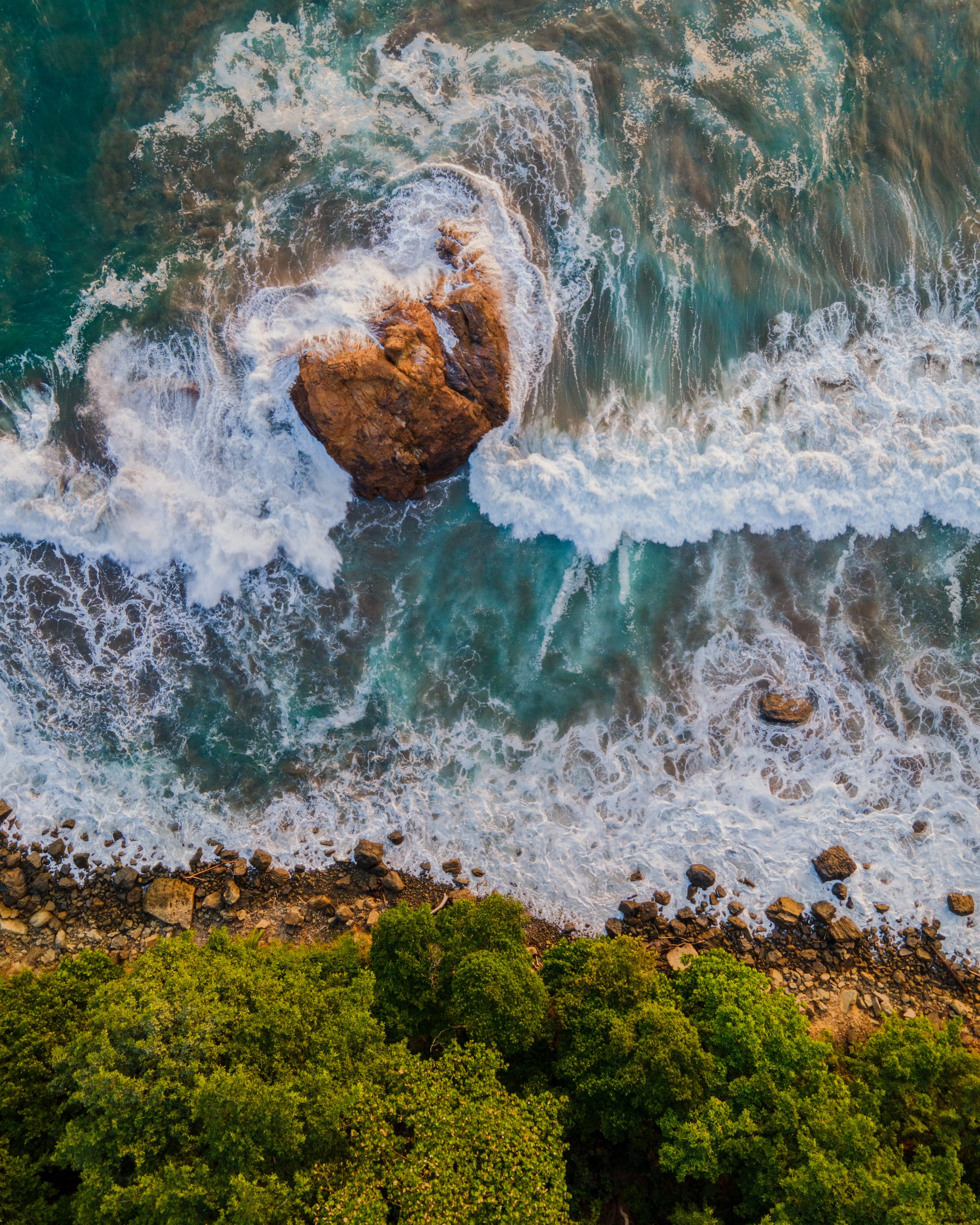 Olas rompiendo sobre las rocas en Uvita