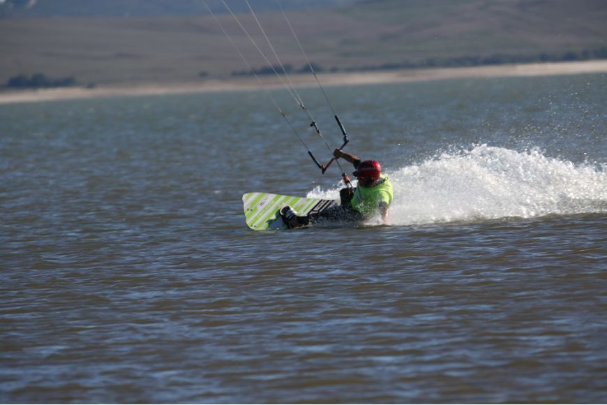 Ebrostausee: Kitesurf- und Windsurf Spot