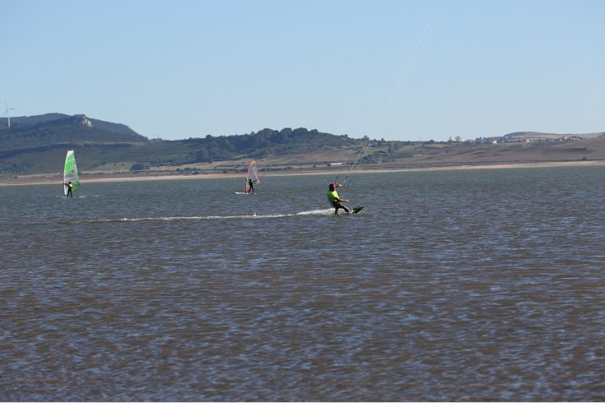 Ebrostausee: Kitesurf- und Windsurf Spot