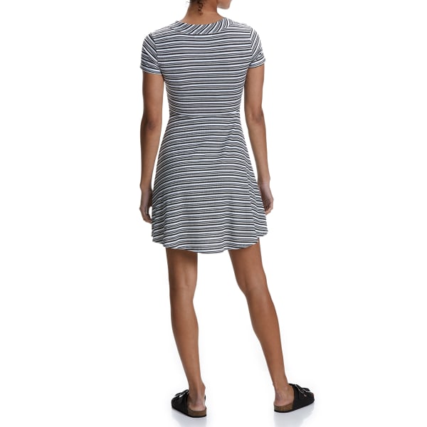 NO COMMENT Juniors' V-Neck Henley Short-Sleeve Dress