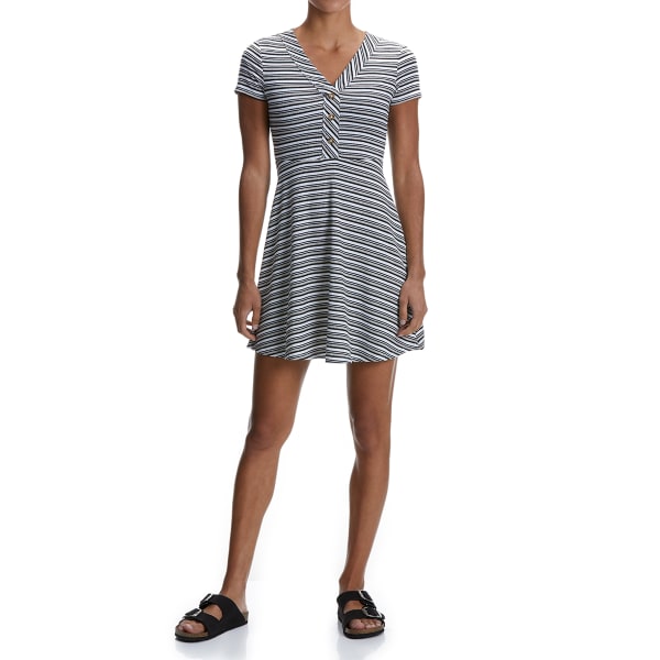 NO COMMENT Juniors' V-Neck Henley Short-Sleeve Dress