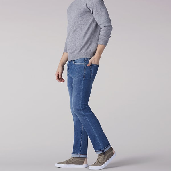 Men’s Extreme Motion Slim Straight Leg Jeans in Zander