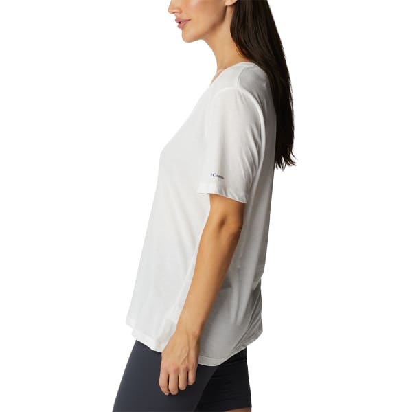 COLUMBIA Women's Bluebird Day Relaxed V-Neck Tee