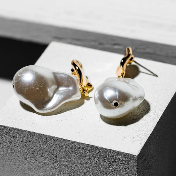 CHARMING CHARLIE Faux Fresh Water Pearl Earrings