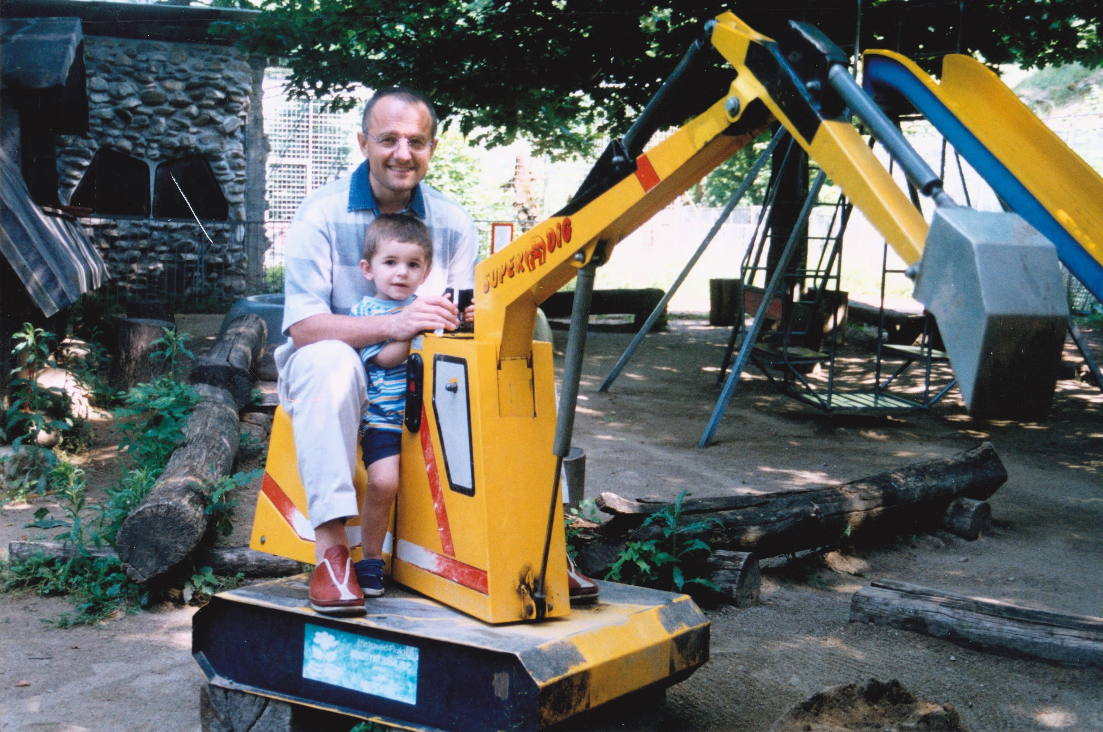 Me and dad playing with the toy excavator at the zoo (June 01, 2003)
