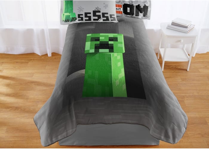 Minecraft 62" x 90" Plush Blanket