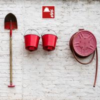 Mittel und Geräte zur Brandbekämpfung - Eimer Schaufel und Löschschlauch