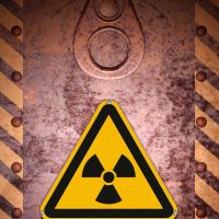 Warnschild Radioaktivität an Tür nach ISO 7010