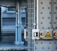 Warnung vor Gefahren durch eine Förderanlage im Gleis (BGV A8 W 29)