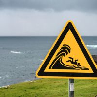 Warnung vor hoher Brandung oder hohen brechenden Wellen nach ISO 20712-1 (WSW 023)