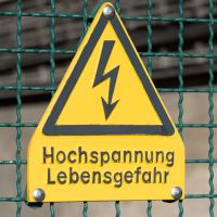 Kombischild Hochspannung - Lebensgefahr