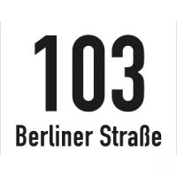 Hausnummernschild mit Straßenangabe