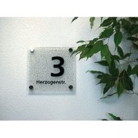 Elegantes Hausnummernschild mit Straßenangabe - Schriftfarbe schwarz