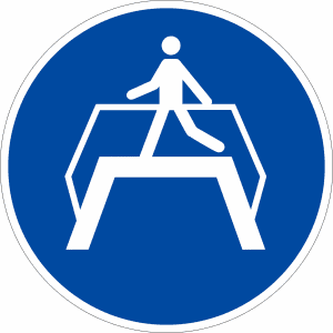 Gebotszeichen - Übergang benutzen nach ISO 7010 (M 023)