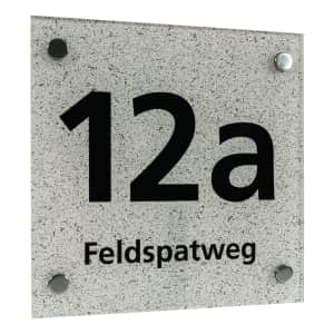 Elegantes Hausnummernschild mit Straßenangabe - Schriftfarbe schwarz