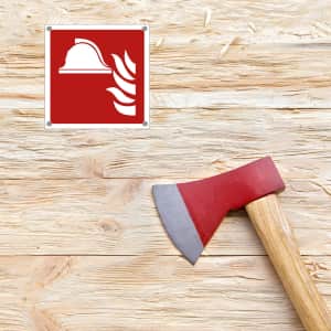 Mittel und Geräte zur Brandbekämpfung nach ISO 7010 - Axt auf Holz