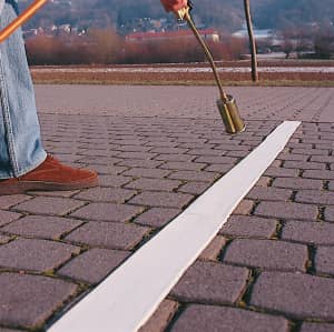 Fahrbahnmarkierung mit Brenner